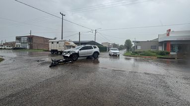 Hospitalizado. Personal del Same, Policía y Patrulla Urbana asistieron al motociclista herido tras el choque con una Renault Duster en avenida Florencio Sánchez y Echevarría. Hospitalizado. Personal del Same, Policía y Patrulla Urbana asistieron al motociclista herido tras el choque con una Renault Duster en avenida Florencio Sánchez y Echevarría.