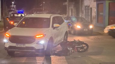 El choque se produjo minutos después de las 19:00 de este jueves en la esquina de avenida Intendente Illia y Magallanes. El choque se produjo minutos después de las 19:00 de este jueves en la esquina de avenida Intendente Illia y Magallanes.