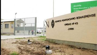 Un preso de la Unidad Penal 49 de Junín lideraba un clan familiar que involucraba a su hermana, al padre y a una persona allegada como cómplice y todos cumplían distintos roles en la defraudación y niveles de jerarquía en la banda. Un preso de la Unidad Penal 49 de Junín lideraba un clan familiar que involucraba a su hermana, al padre y a una persona allegada como cómplice y todos cumplían distintos roles en la defraudación y niveles de jerarquía en la banda.