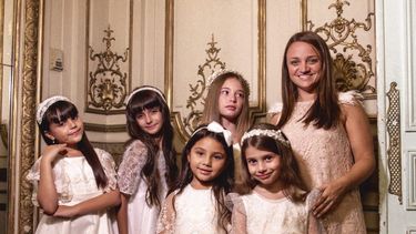 Eliana posa junto a las modelos que vistieron su colección en el Fashion Week. Eliana posa junto a las modelos que vistieron su colección en el Fashion Week.