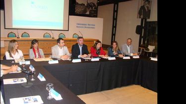 Guillermo Tamarit y Danya Tavela junto a un grupo de referentes educativos de la región. (UNNOBA)