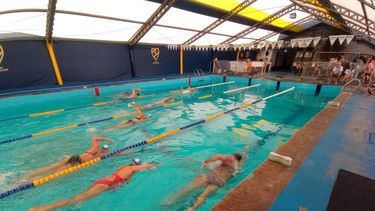 La pileta de Gimnasia y Esgrima volverá a recibir a los nadadores de la región.&nbsp;&nbsp;