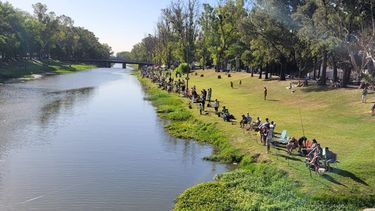 Aficionados a la pesca: familias y pescadores de Pergamino y la región participaron del primer torneo bonaerense de pesca recreativa en la ribera del Arroyo Pergamino, a la altura de calle Intendente Biscayart, entre el puente de Merced y la pasarela de Las Mujeres.