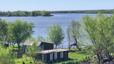 El conflicto por el proyecto de instalación de un puerto multimodal en la zona de Costa Pobre sumó un nuevo capítulo con un fuerte cruce de declaraciones entre el abogado ambientalista Fabián Maggi, representante de vecinos y organizaciones sociales, y el empresario Carlos Bauza, titular de la firma impulsora del emprendimiento. El conflicto por el proyecto de instalación de un puerto multimodal en la zona de Costa Pobre sumó un nuevo capítulo con un fuerte cruce de declaraciones entre el abogado ambientalista Fabián Maggi, representante de vecinos y organizaciones sociales, y el empresario Carlos Bauza, titular de la firma impulsora del emprendimiento.