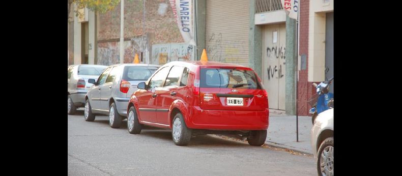Los vehículos más buscados en las agencias de usados son aquellos cuyos montos oscilan entre los 50 y los 80 mil pesos. Los compradores requieren que los autos tengan dispositivos de seguridad. (ARCHIVO LA OPINION)