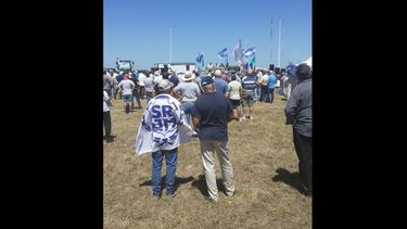 Los productores se hicieron presentes en la asamblea para hacerle llegar diferentes inquietudes a la mesa de enlace. Los productores se hicieron presentes en la asamblea para hacerle llegar diferentes inquietudes a la mesa de enlace.