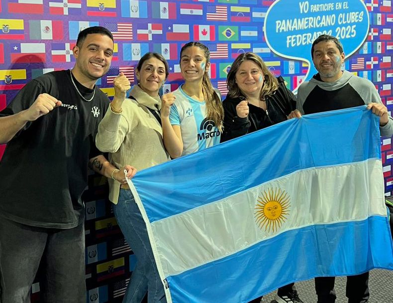 Valentina Carnevale junto a su familia, que le hizo el aguante durante el Panamericano de Clubes. Valentina Carnevale junto a su familia, que le hizo el aguante durante el Panamericano de Clubes.