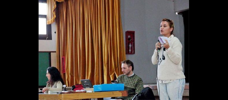 Los psicólogos Gustavo Ghilarducci y Jimena Marcha son los encargados de mantener contacto con los estudiantes de los diferentes colegios. (MUNICIPALIDAD DE PERGAMINO)