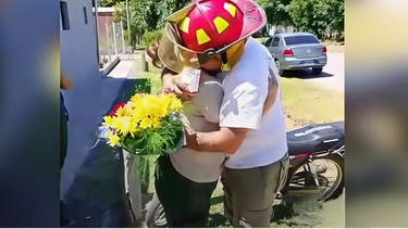Dos bomberos de Gobernador Castro sellaron su compromiso tras combatir los incendios forestales. Dos bomberos de Gobernador Castro sellaron su compromiso tras combatir los incendios forestales.