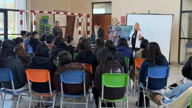 Profesionales del sistema de salud de Ramallo desarrollaron actividades en establecimientos primarios y secundarios con controles médicos, campañas de vacunación y charlas sobre hábitos saludables destinadas a estudiantes de distintas edades. Profesionales del sistema de salud de Ramallo desarrollaron actividades en establecimientos primarios y secundarios con controles médicos, campañas de vacunación y charlas sobre hábitos saludables destinadas a estudiantes de distintas edades.