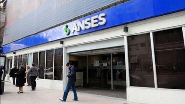 Mientras la personas esté alcanzada por la Prestación por Desempleo conserva la obra social y el pago de las asignaciones familiares Mientras la personas esté alcanzada por la Prestación por Desempleo conserva la obra social y el pago de las asignaciones familiares