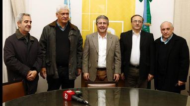José Salauati, Guillermo Illia, Javier Martínez, Pedro DAngelo y Eddo Pascot luego de la presentación del director de Obras Sanitarias. (LA OPINION)