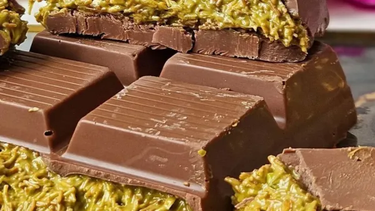Se trata de una barra de chocolate que destaca por su relleno de crema de pistacho y trozos crujientes de masa kataifi, recubierta de chocolate. Se trata de una barra de chocolate que destaca por su relleno de crema de pistacho y trozos crujientes de masa kataifi, recubierta de chocolate.