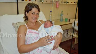 Giovanni Broglio, junto a su mamá Tamara Bianco, fue el primer bebé del año. (LA OPINION)