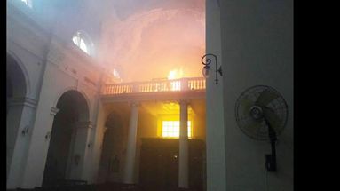 La Catedral está ubicada frente a la céntrica Plaza Mitre y en cercanía de los tribunales.  (DIARIO EL INFORMANTE)