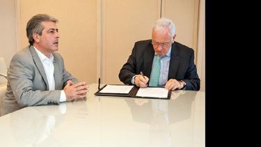 Javier Martínez junto al ministro Carlos Mahiques.  (PRENSA MINISTERIO DE JUSTICIA)