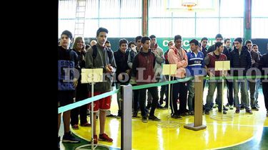 Alumnos de varios establecimientos educativos de la ciudad participaron ayer del emotivo acto. (LA OPINION) Alumnos de varios establecimientos educativos de la ciudad participaron ayer del emotivo acto. (LA OPINION)