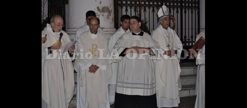 La celebración comenzó en las puertas de la Catedral que registró importantes pérdidas luego de sufrir un incendio.  (OBISPADO SAN NICOLAS)