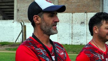 Adrián Aranda fue ratificado como DT de Douglas y ya trabaja en el armado del plantel para el Federal A 2025. Adrián Aranda fue ratificado como DT de Douglas y ya trabaja en el armado del plantel para el Federal A 2025.