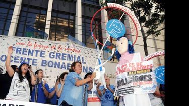 Los maestros volvieron a demostrar su malestar con una marcha multitudinaria. (FEB)