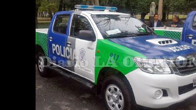 El nuevo móvil Toyota Hilux que recibió el Destacamento.  (LA OPINION)