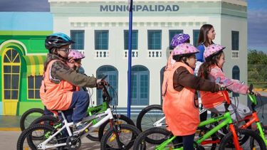 Las mismas están dirigidas a niños y niñas de todo Pergamino que quieran conocer y circular por este hermoso espacio. Las experiencias serán divididas por grupos etáreos, gratuitas y con inscripción previa. Las mismas están dirigidas a niños y niñas de todo Pergamino que quieran conocer y circular por este hermoso espacio. Las experiencias serán divididas por grupos etáreos, gratuitas y con inscripción previa.