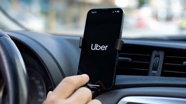 En los últimos meses, la presencia de vehículos identificados con la aplicación Uber en la ciudad experimentó un crecimiento sostenido, una tendencia que muchos vecinos asocian directamente con la necesidad de generar ingresos adicionales en medio del actual contexto de dificultades económicas. En los últimos meses, la presencia de vehículos identificados con la aplicación Uber en la ciudad experimentó un crecimiento sostenido, una tendencia que muchos vecinos asocian directamente con la necesidad de generar ingresos adicionales en medio del actual contexto de dificultades económicas.