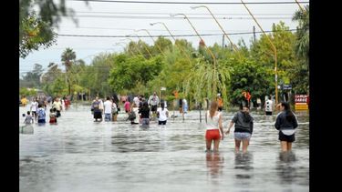 Aspecto de la avenida Facundo Zuviría en la ciudad de Santa Fe anegada por las intensas lluvias. (NA)