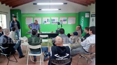 La charla se llevó a cabo en las oficinas de la planta local de tratamiento de residuos. (LA OPINION)