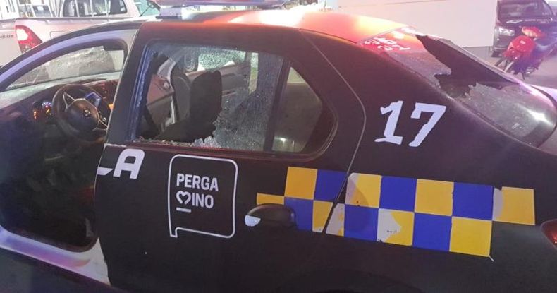 El móvil 17 de la Patrulla Urbana municipal sufrió daños en los cristales de la luneta trasera y la ventanilla de la puerta trasera izquierda.