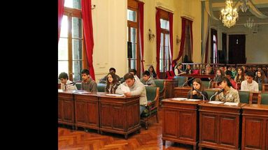 Jóvenes de establecimientos educativos, públicos y privados, interactúan durante las sesiones parlamentarias. (GOBIERNO DE PERGAMINO)