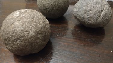 El Museo Paleontológico de San Pedro incorporó recientemente a su patrimonio tres piedras esféricas de granito que fueron utilizadas como boleadoras por los antiguos habitantes de la zona. El Museo Paleontológico de San Pedro incorporó recientemente a su patrimonio tres piedras esféricas de granito que fueron utilizadas como boleadoras por los antiguos habitantes de la zona.