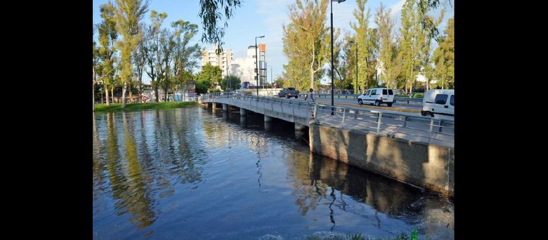 Desde que se anunció la crecida, los vecinos de la zona lindera al Arroyo estuvieron atentos a las mediciones cuya tendencia fue a la baja. (LA OPINION)