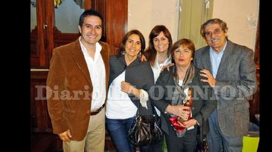 Graciela DEletto junto a su esposo e hijos luego de haber recibido la importante distinción. (LA OPINION)