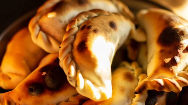 No importa el repulgue ni el gusto elegido, cada 8 de abril es una excusa perfecta para entregarse una vez más al mordisco crocante del hojaldre que libera el relleno humeante que tanto nos gusta. No importa el repulgue ni el gusto elegido, cada 8 de abril es una excusa perfecta para entregarse una vez más al mordisco crocante del hojaldre que libera el relleno humeante que tanto nos gusta.