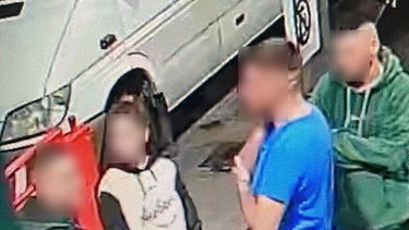 Los ladrones cometieron un error al cargar combustible en una estación de servicios de nuestra ciudad y fueron filmados por las cámaras de seguridad. Los ladrones cometieron un error al cargar combustible en una estación de servicios de nuestra ciudad y fueron filmados por las cámaras de seguridad.