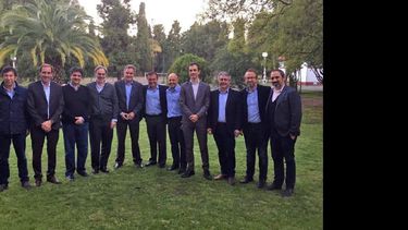 Tras la reunión, De Andreis, Quintana y Lepetegui posaron con los intendentes, entre ellos Martínez. (PRESIDENCIA DE LA NACION)
