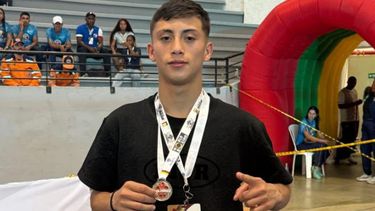 Zárate: Maximo Fernandez y su medalla de plata Zárate: Maximo Fernandez y su medalla de plata