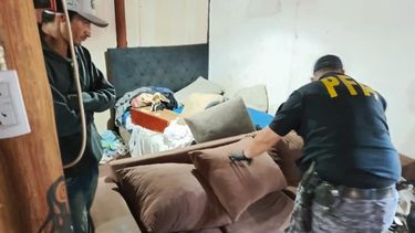 El allanamiento estuvo destinado a requisar toda la residencia en busca de dispositivos electrónicos que almacenaran archivos digitales que sirvan como pruebas de los delitos que le atribuyen a la banda. El allanamiento estuvo destinado a requisar toda la residencia en busca de dispositivos electrónicos que almacenaran archivos digitales que sirvan como pruebas de los delitos que le atribuyen a la banda.