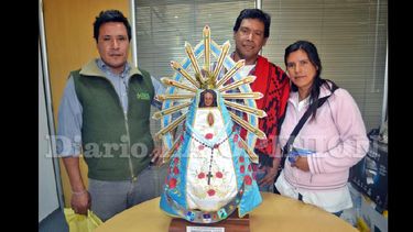 Mauricio (el del medio) junto a dos de sus hermanos que lo acompañarán en la peregrinación que partirá el domingo. (LA OPINION)