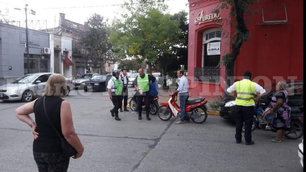 Las calles de la ciudad volvieron a tener una gran cantidad de inspectores para controlar el tránsito y evitar inconvenientes.  (LA OPINION)