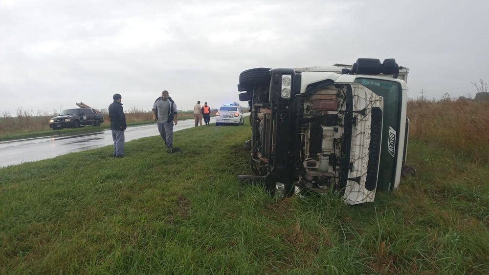 El camión volcó en medio de una lluvia intensa. El camión volcó en medio de una lluvia intensa.