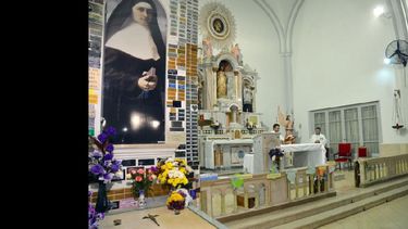 Cada día de la novena se celebró misa en la Capilla del Colegio del Huerto. (LA OPINION)