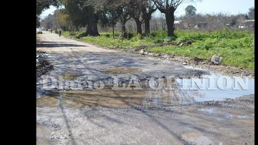 El bache cubre toda la calzada en Laprida al 1400, donde termina el pavimento y empieza la tierra.  (LA OPINION)