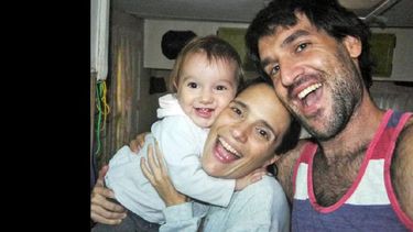 La pequeña Aruma junto a sus padres Noelia y Lionel. (FACEBOOK HILANDO AMERICA)