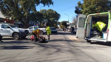 Al conductor de la moto lo asistieron en el lugar y determinaron su traslado al Hospital a través de un cordón sanitario de alta prioridad. Al conductor de la moto lo asistieron en el lugar y determinaron su traslado al Hospital a través de un cordón sanitario de alta prioridad.