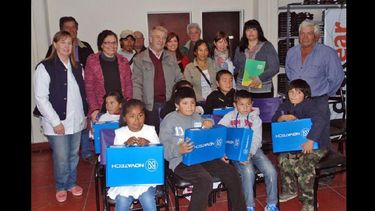 Omar Pacini encabezó el acto de entrega en la Escuela Primaria Nº 54 Tierra del Fuego. (LA OPINION)