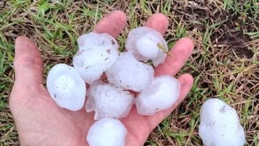 En algunos sectores también se registró la caída de granizo En algunos sectores también se registró la caída de granizo