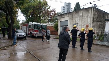 Como en cada año, el escenario del acto fue el monolito de calle Estrada, erigido en memoria del bombero fallecido, Fernando Esquivel. Como en cada año, el escenario del acto fue el monolito de calle Estrada, erigido en memoria del bombero fallecido, Fernando Esquivel.