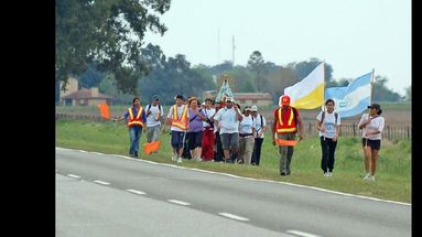 Decenas de personas caminan anualmente con la imagen de la Virgen. (COMISION ORGANIZADORA CAMINATA A LUJAN)
